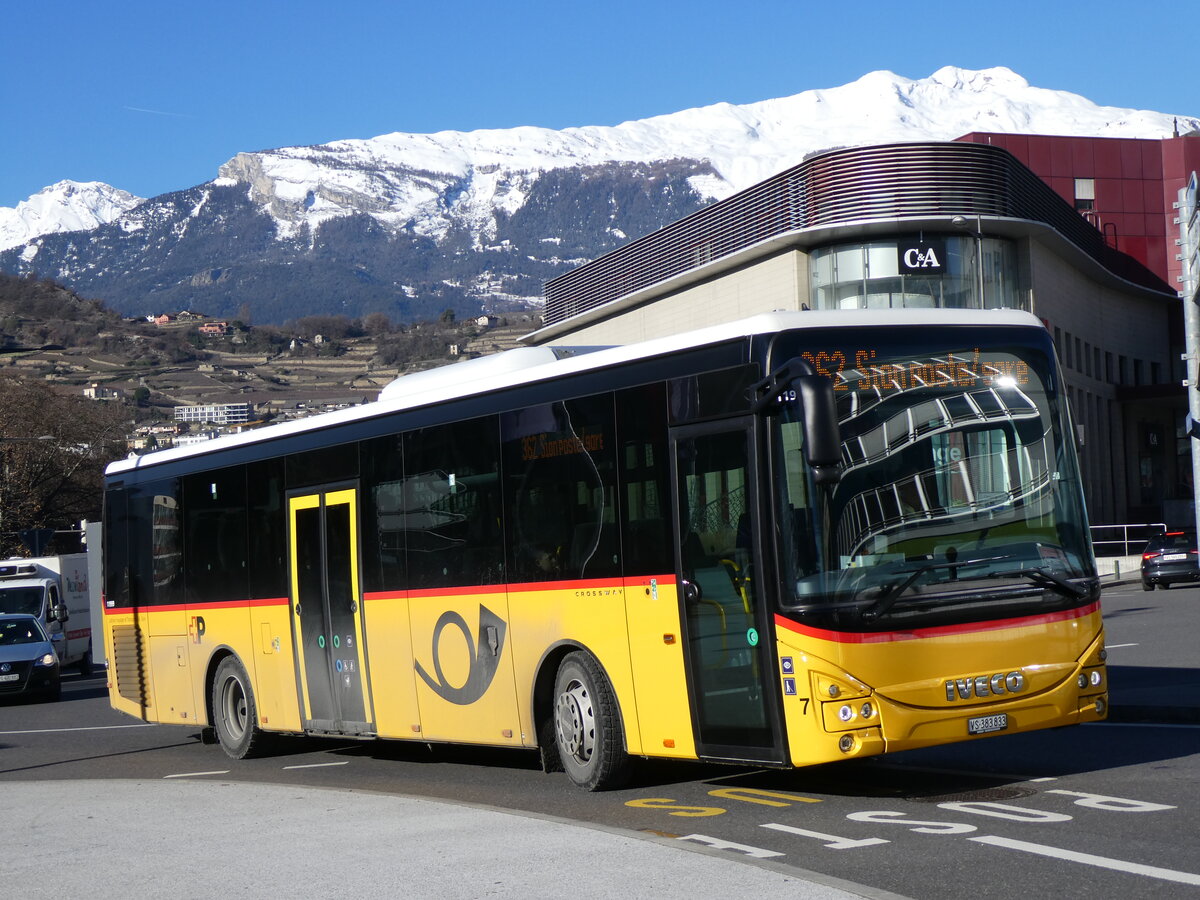 (258'607) - Lathion, Sion - Nr. 7/VS 383'833/PID 11'999 - Iveco am 11. Januar 2024 beim Bahnhof Sion