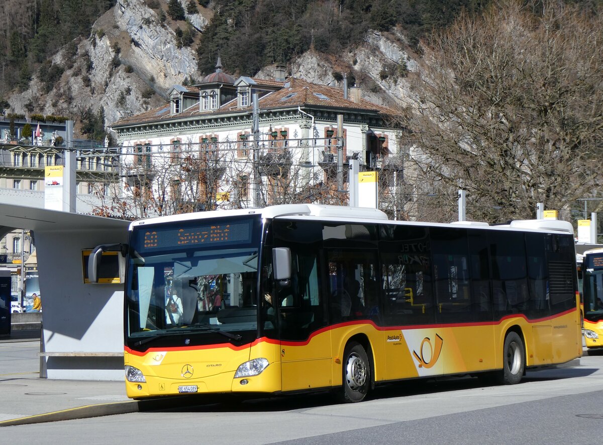 (259'486) - PostAuto Bern - BE 654'089/PID 11'403 - Mercedes am 20. Februar 2024 beim Bahnhof Interlaken West