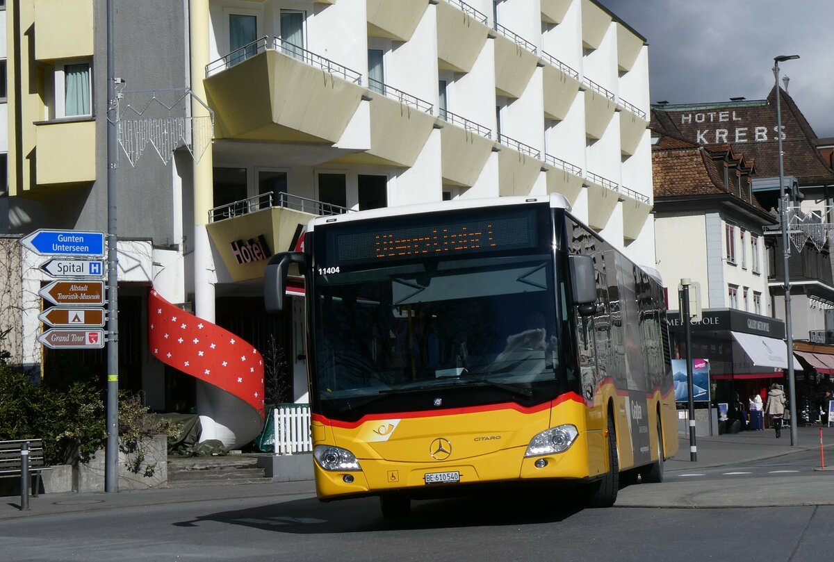 (259'500) - PostAuto Bern - BE 610'540/PID 11'404 - Mercedes am 20. Februar 2024 beim Bahnhof Interlaken West