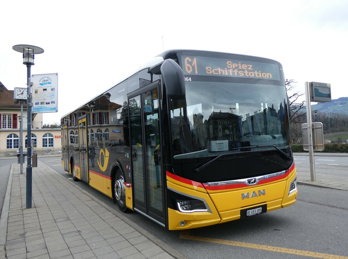 (259'664) - PostAuto Bern - BE 653'385/PID 12'064 - MAN am 26. Februar 2024 beim Bahnhof Spiez