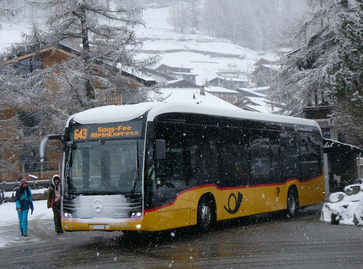 (259'698) - PostAuto Wallis - VS 565'809/PID 11'975 - eMercedes am 27. Februar 2024 in Saas-Fee, Busterminal