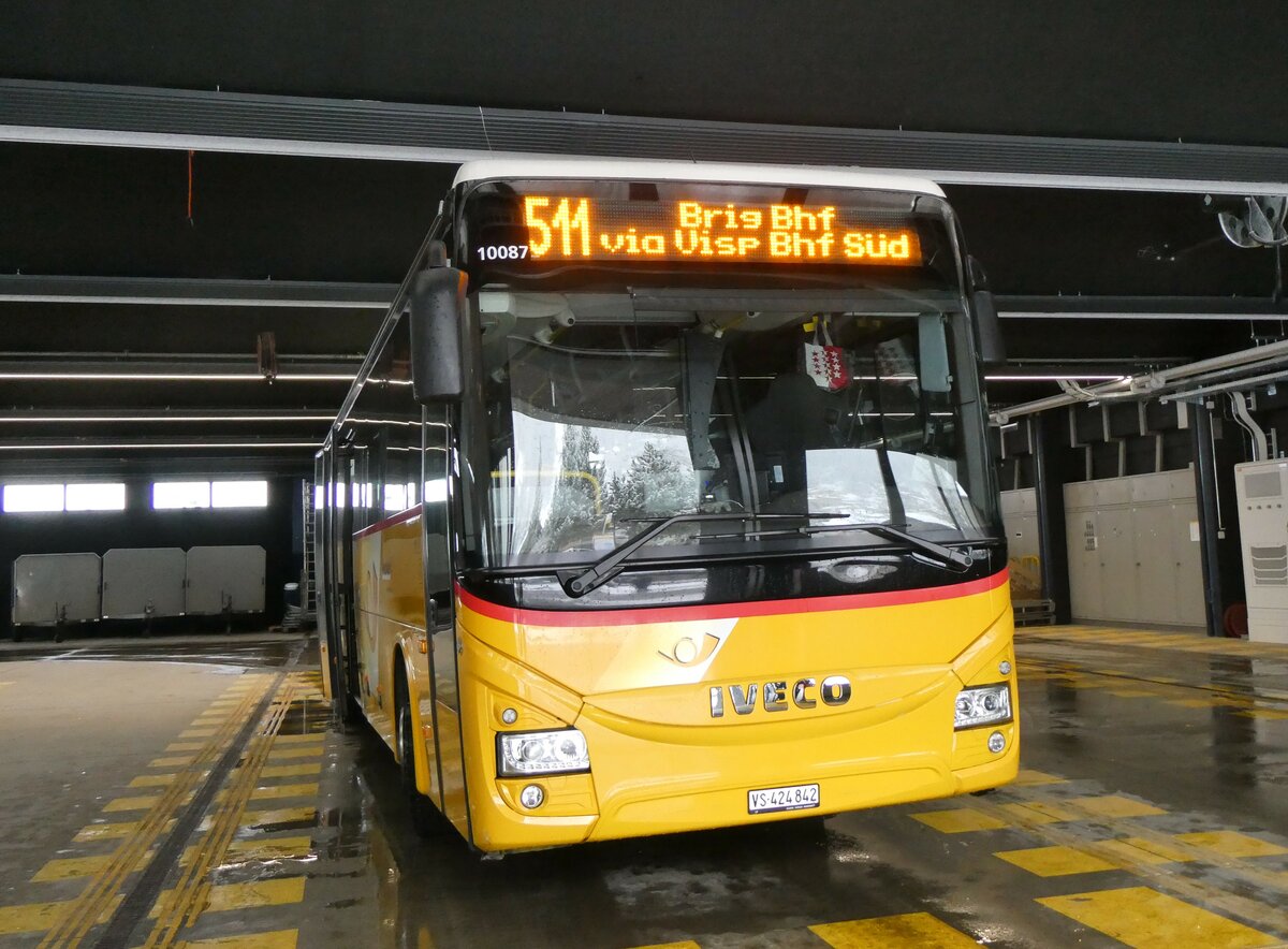 (259'700) - PostAuto Wallis - VS 424'842/PID 10'087 - Iveco am 27. Februar 2024 in Saas-Fee, Busterminal