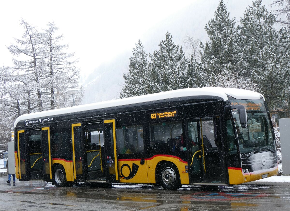 (259'702) - PostAuto Wallis - VS 565'811/PID 11'977 - eMercedes am 27. Februar 2024 in Saas-Fee, Busterminal