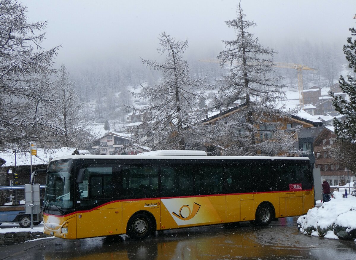 (259'707) - PostAuto Wallis - VS 436'023/PID 10'251 - Iveco am 27. Februar 2024 in Saas-Fee, Busterminal