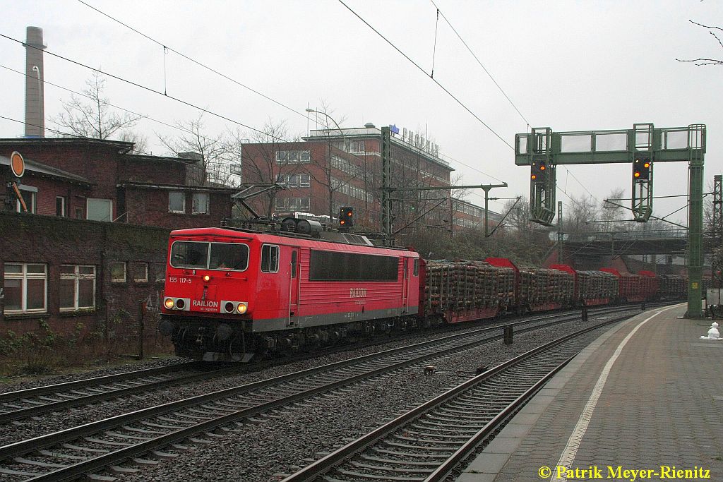 26/01/2015:
155 117 mit gemischten Güterzug in Hamburg-Harburg auf dem Weg nach Süden