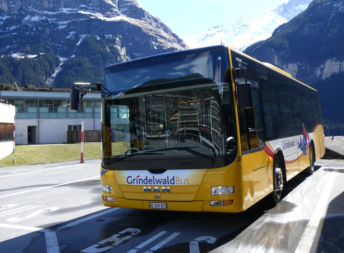 (260'548) - GrindelwaldBus, Grindelwald - Nr. 20/BE 349'361 - MAN/Gppel am 19. Mrz 2024 beim Bahnhof Grindelwald