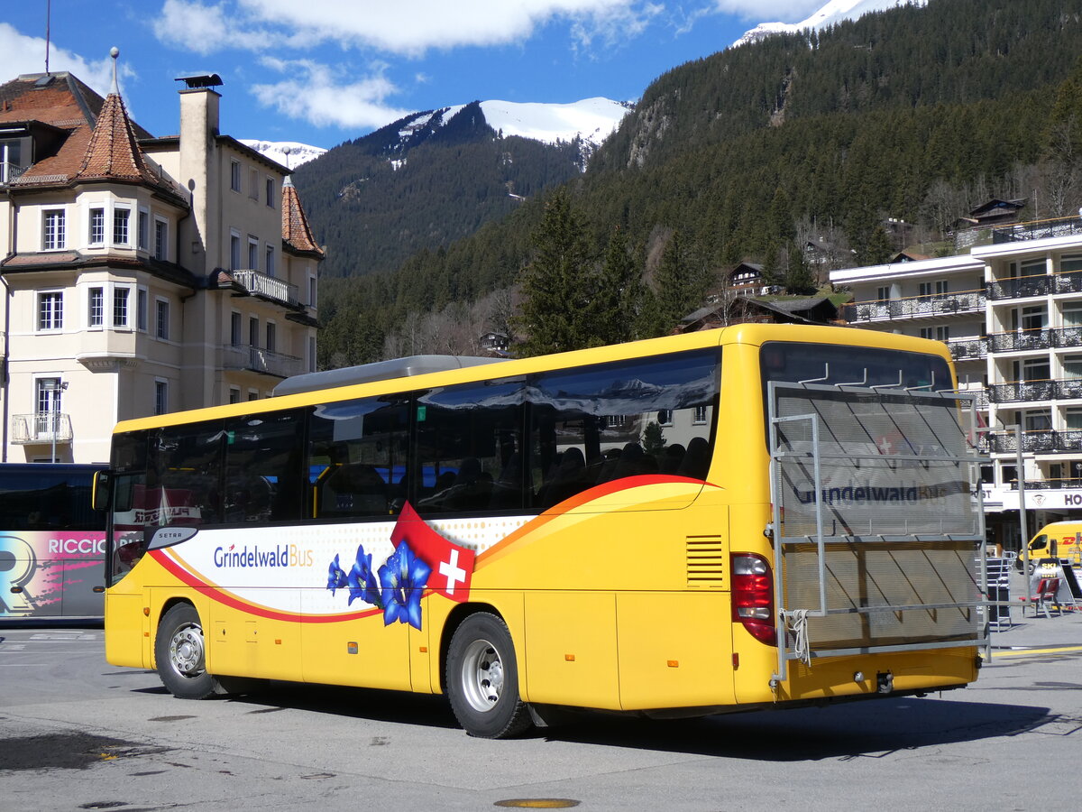 (260'550) - GrindelwaldBus, Grindelwald - Nr. 21/BE 100'930 - Setra am 19. Mrz 2024 beim Bahnhof Grindelwald