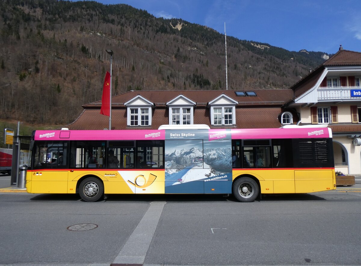 (260'620) - PostAuto Bern - BE 610'537/PID 5070 - Solaris am 22. Mrz 2024 beim Bahnhof Interlaken Ost