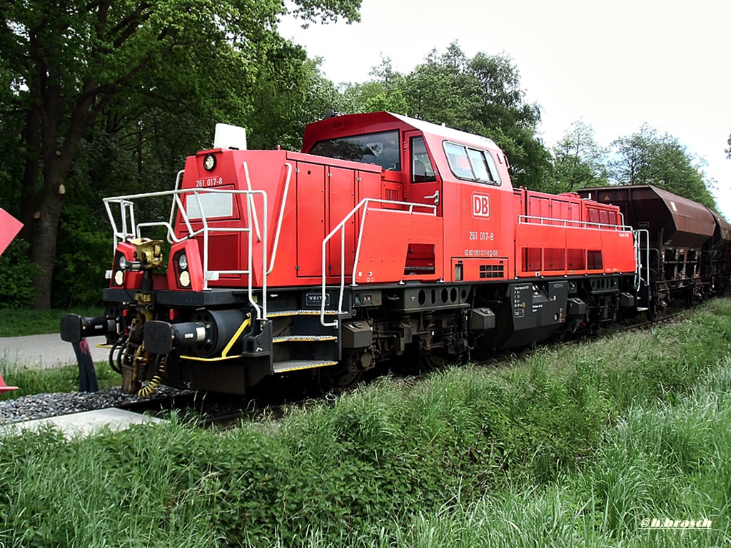 261 017-8,kurz vor der abfahrt mit einen schotterzug vom bf glinde,20.05.15