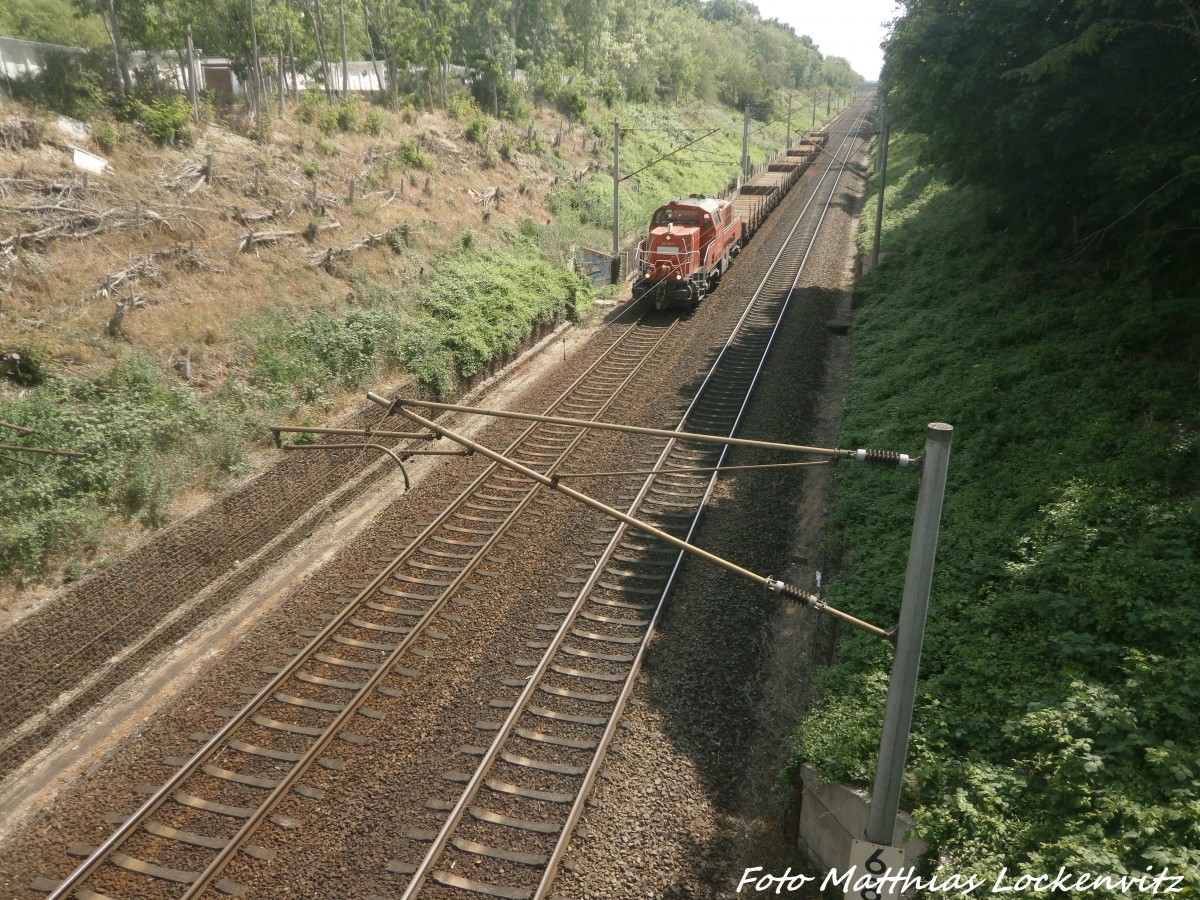 261 024 mit einm Rungenwagenzug in Halle-Sdstadt am 8.6.15