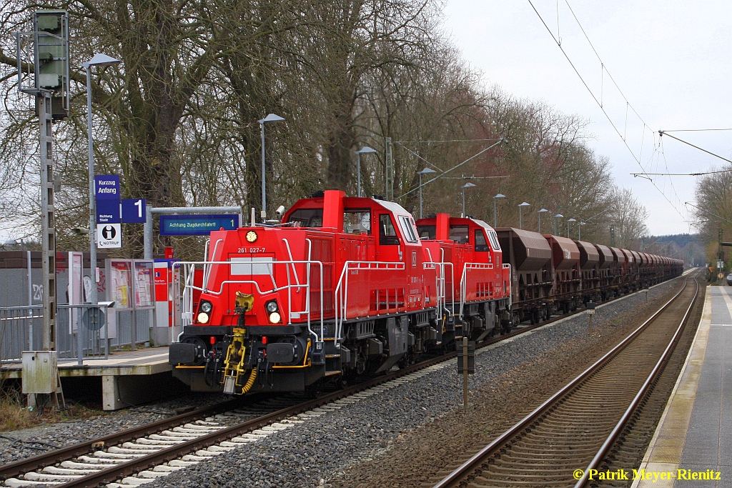 261 027 + 261 049 mit Kieswagenzug in Neukloster (Kreis Stade) auf dem Weg nach Cuxhaven am 26.03.2015