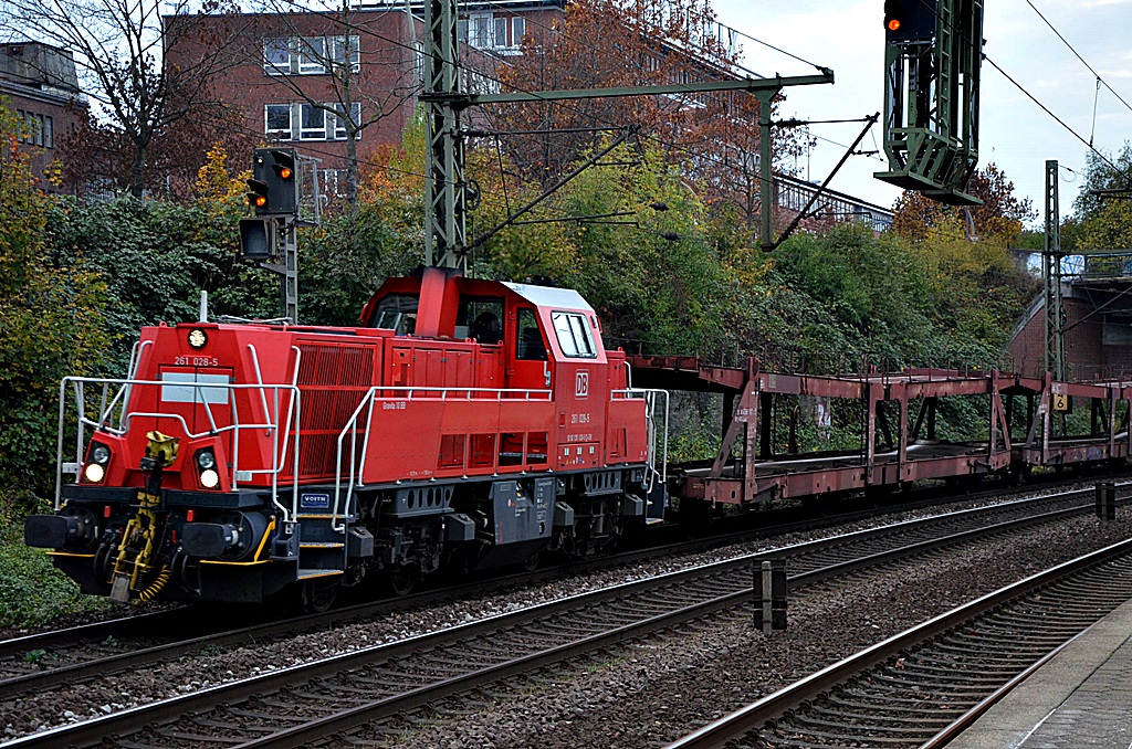 261 028-5 zog einen leeren autozug durch hh-harburg,31.10.14