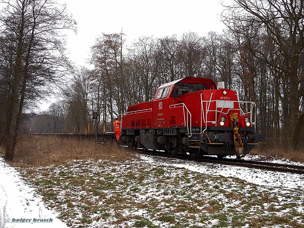 261 035-0 fuhr mit einen ganzzug von koops zum bhf glinde am 29.01.14