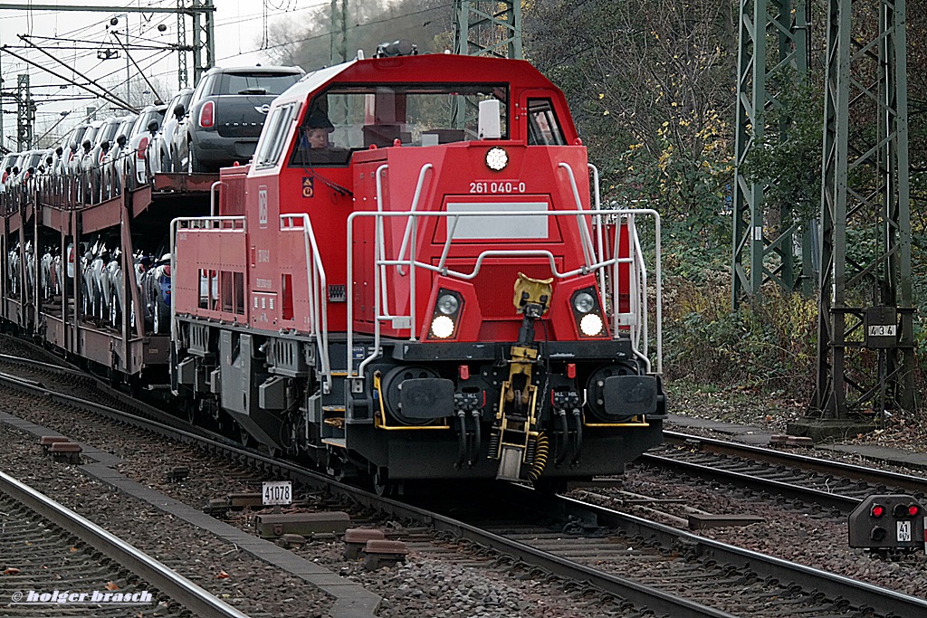 261 040-0 zog einen langen autozug am 08.11.13 durch hh-harburg