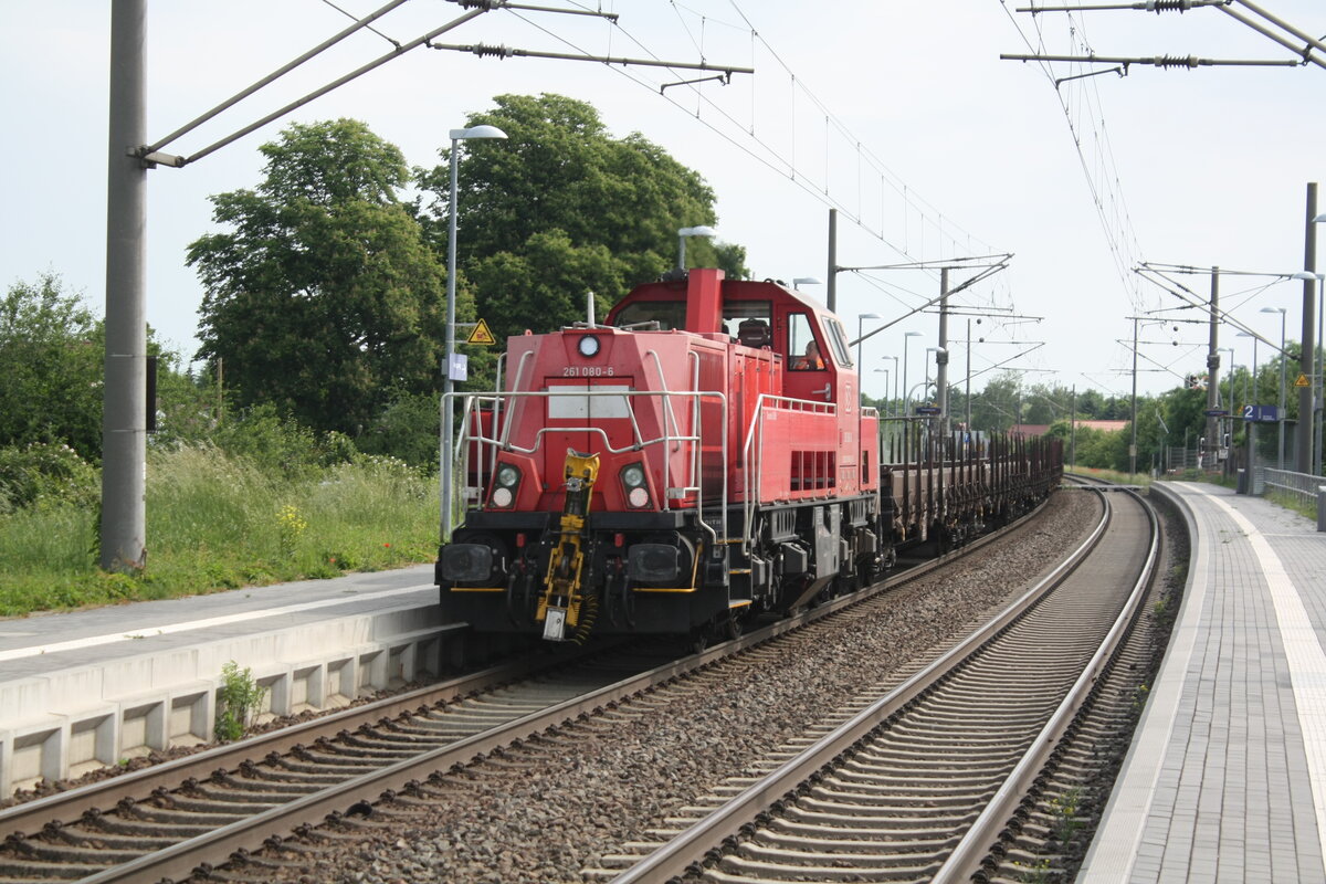 261 080 mit einem Gterzug bei der Durchfahrt in Zberitz am 9.6.21