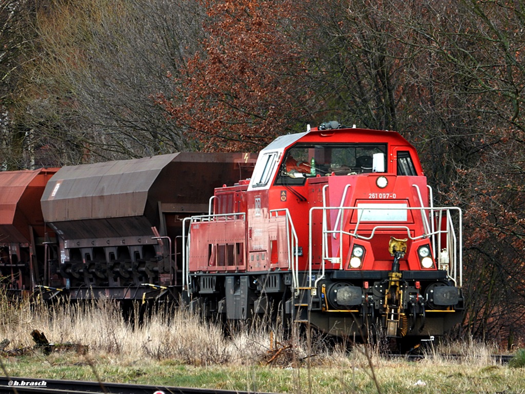 261 097-0 schob einen schotterzug vom bf glinde richtung koops,02.03.16