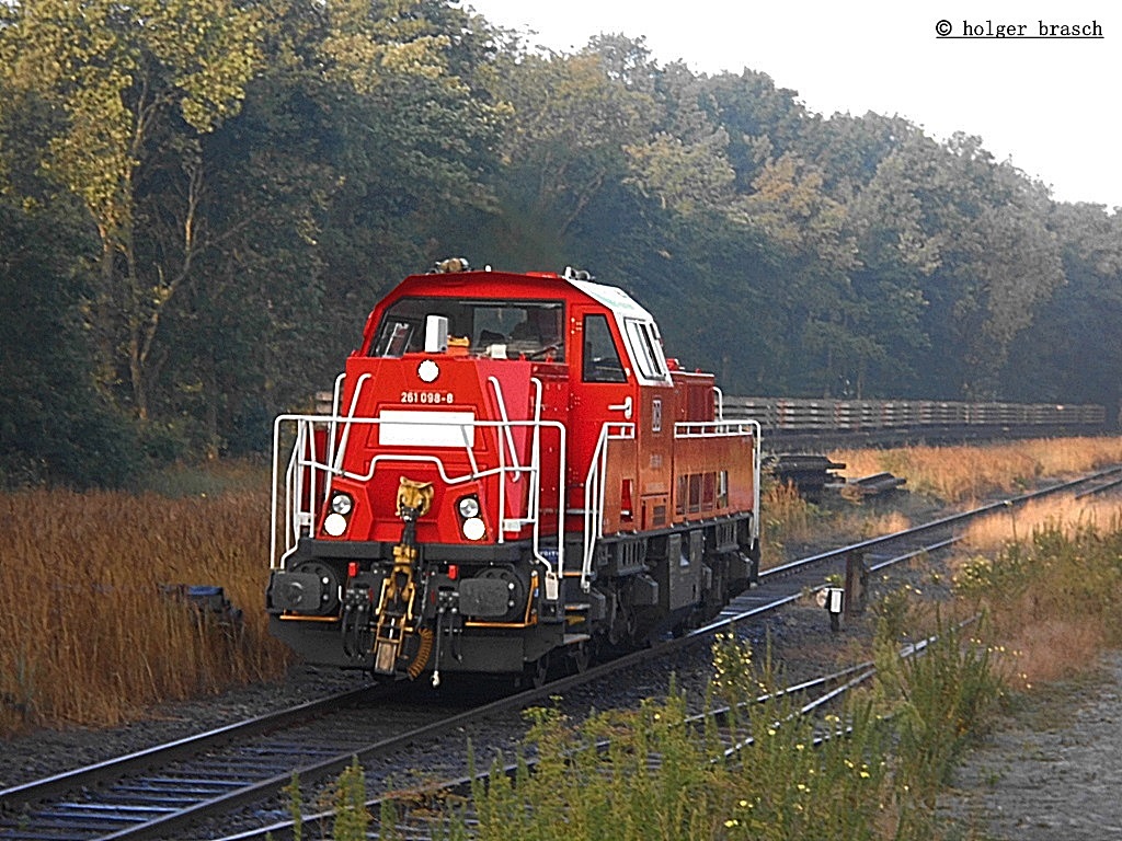 261 098-8 rangiert am frhen morgen bei sonnenaufgang im bhf glinde am 12.08.13