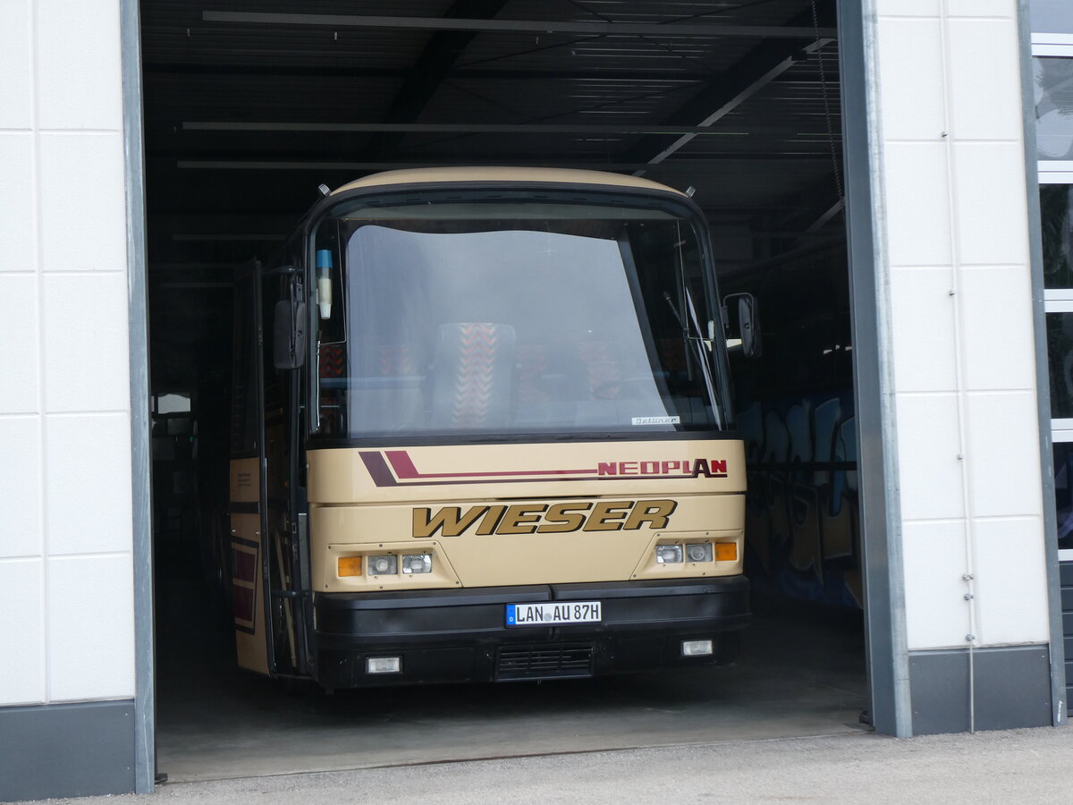 (261'352) - Wieser, Kollnburg (Auwrter) - LAN-AU 87H - Neoplan am 14. April 2024 in Pilsting, Auwrter Automobil-Park