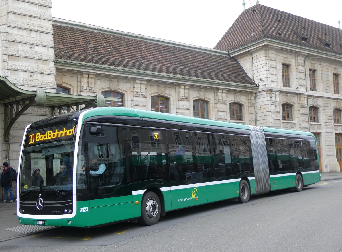 (261'530) - BVB Basel - Nr. 7123/BS 99'125 - eMercedes am 19. April 2024 beim Bahnhof Basel  