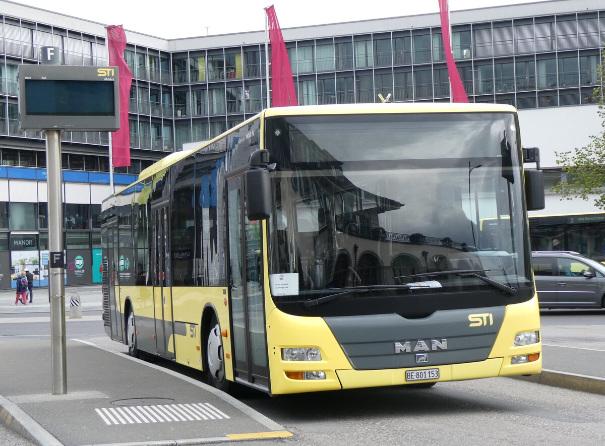 (261'654) - STI Thun - Nr. 153/BE 801'153 - MAN am 23. April 2024 beim Bahnhof Thun