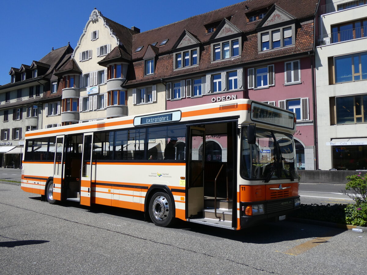 (261'743) - BSF Hochdorf - Nr. 11/LU 151'690 - Neoplan (ex Mder, Schwanden) am 27. April 2024 beim Bahnhof Brugg