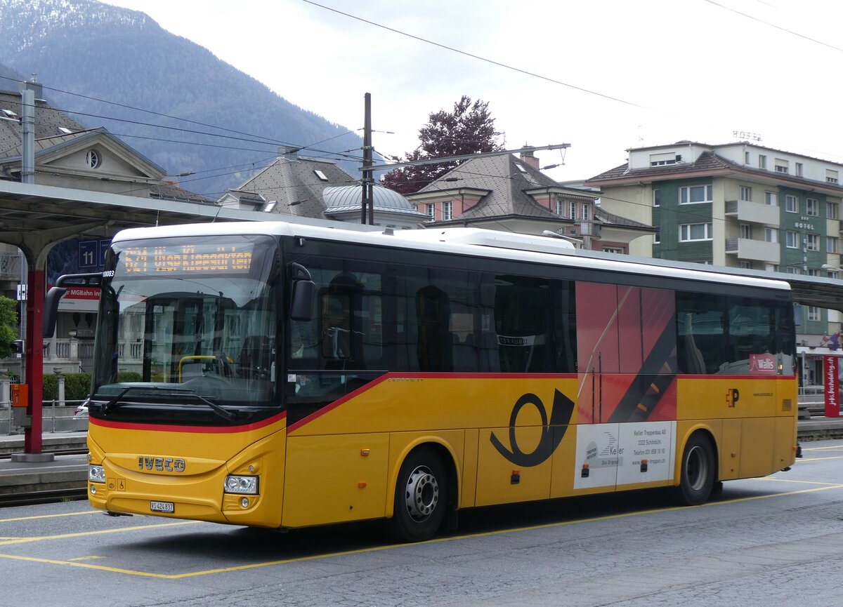 (261'833) - PostAuto Wallis - VS 424'837/PID 10'083 - Iveco am 29. April 2024 beim Bahnhof Brig