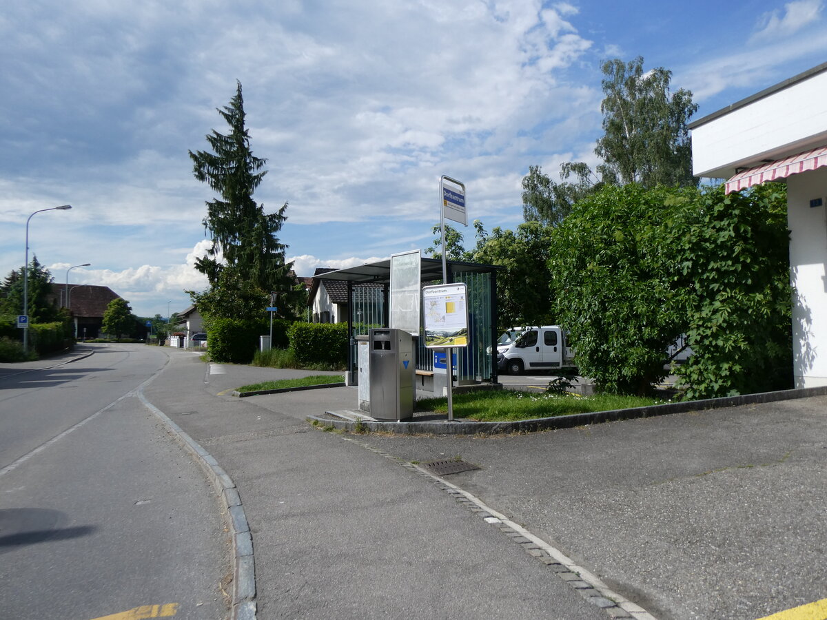 (262'324) - PostAuto/A-welle-Haltestelle am 12. Mai 2024 in Tgerig, Dorfplatz