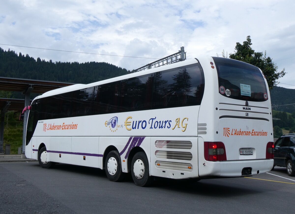 (264'341) - L'Auberson-Excursions, Yverdon - VD 350'555 - MAN am 6. Juli 2024 beim Bahnhof Gstaad