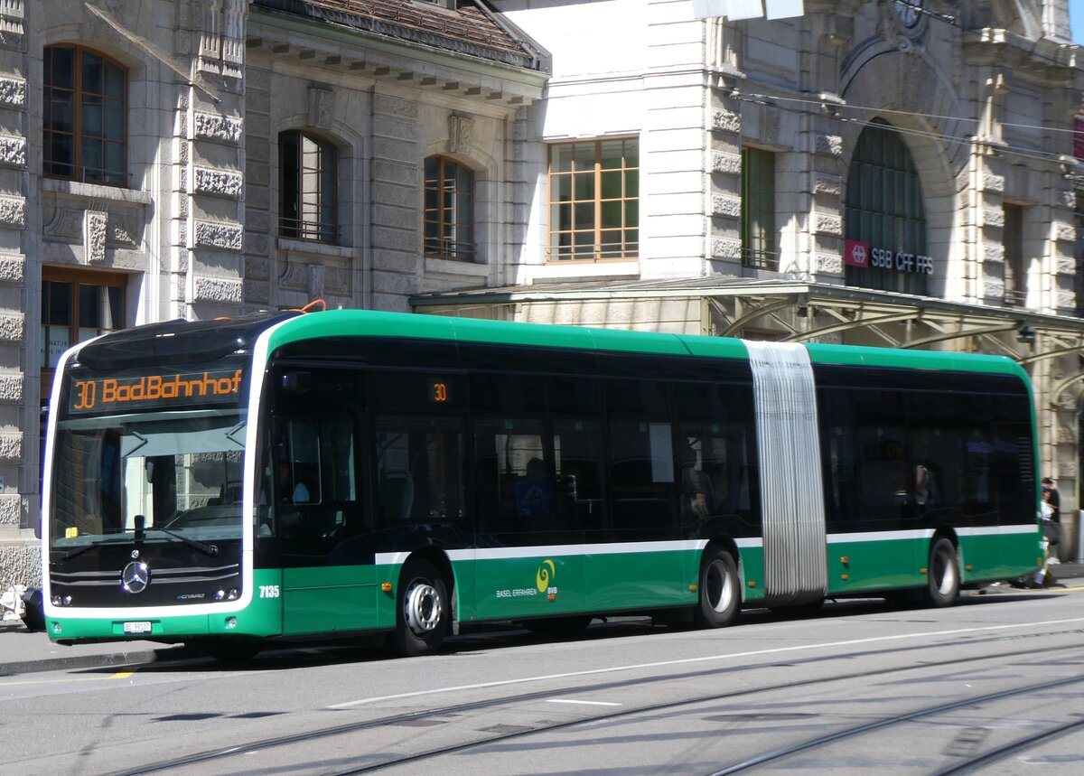 (264'387) - BVB Basel - Nr. 7135/BS 99'137 - eMercedes am 8. Juli 2024 beim Bahnhof Basel