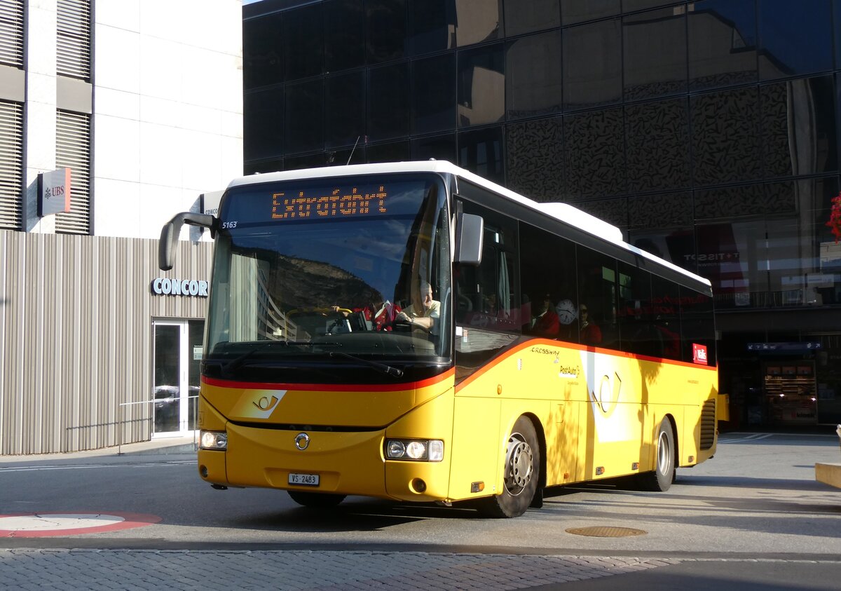 (265'103) - PostAuto Wallis - VS 2483/PID 5163 - Irisbus (ex Moosalp Tours, Stalden) am 28. Juli 2024 beim Bahnhof Visp