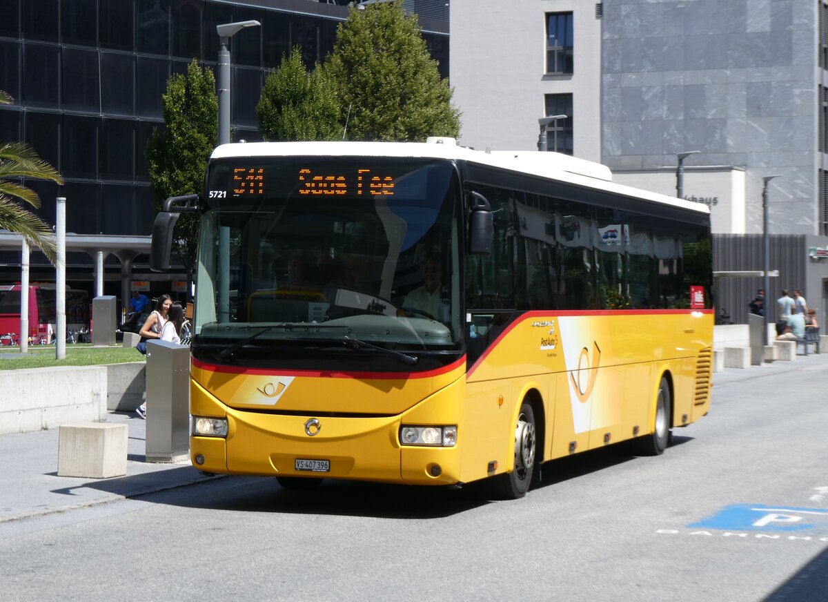 (265'486) - PostAuto Wallis - VS 407'396/PID 5721 - Irisbus am 8. August 2024 beim Bahnhof Visp