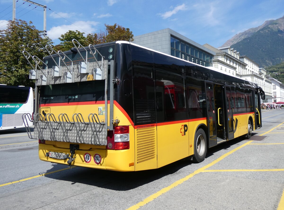 (265'520) - PostAuto Wallis - VS 531'960/PID 10'600 - MAN (ex CarPostal Ouest) am 8. August 2024 beim Bahnhof Brig