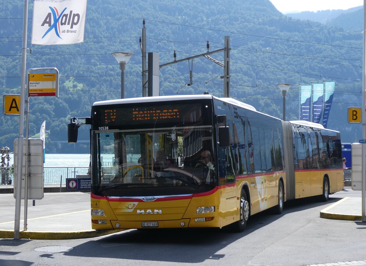 (265'971) - PostAuto Bern - Nr. 10'538/BE 827'669/PID 10'538 - MAN (ex Nr. 669) am 19. August 2024 beim Bahnhof Brienz