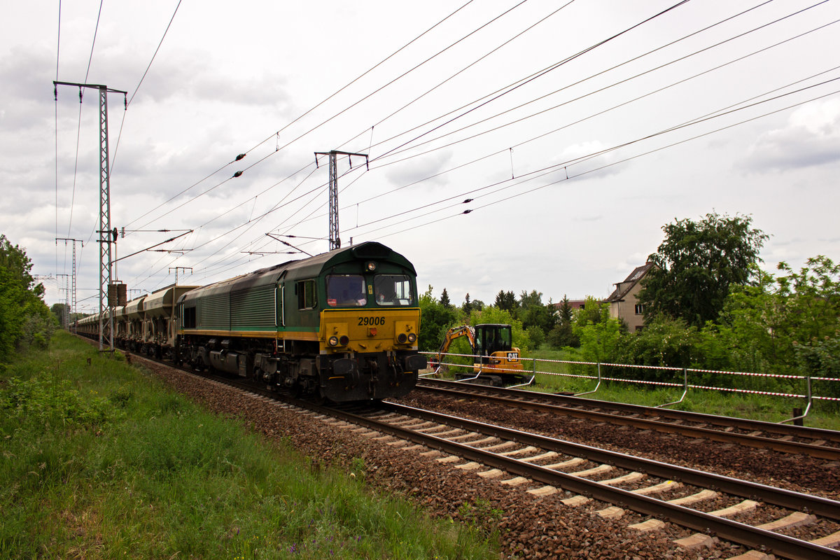 266 005 von HHPI folgte der RHC-Lok im Blockabstand und musste abbremsen, bevor der weitere Fahrweg in Richtung Grnauer Kreuz freigegeben wurde.