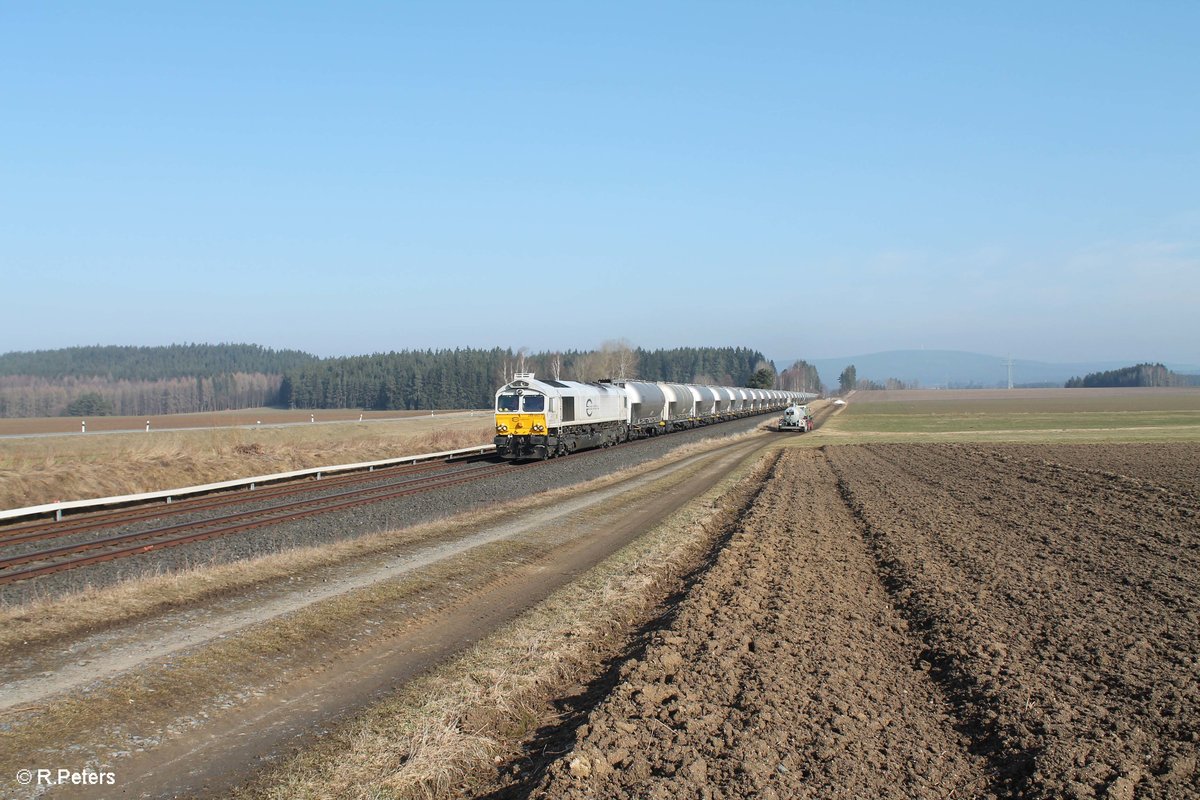 266 442-5 zieht bei Neudes den Zementzug Rüdersdorf - Regensburg Ost. 13.03.17