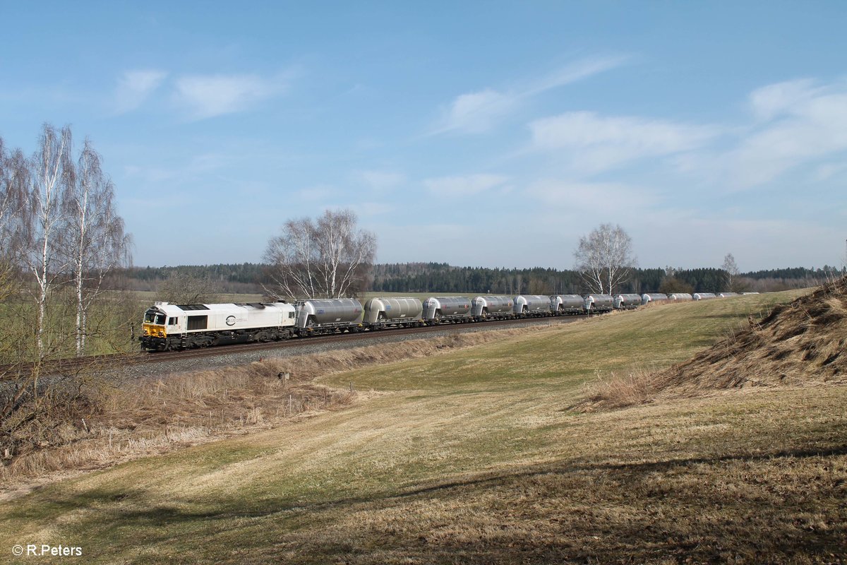 266 442-5 zieht bei Neudes den Zementzug Rüdersdorf - Regensburg Ost. 13.03.17