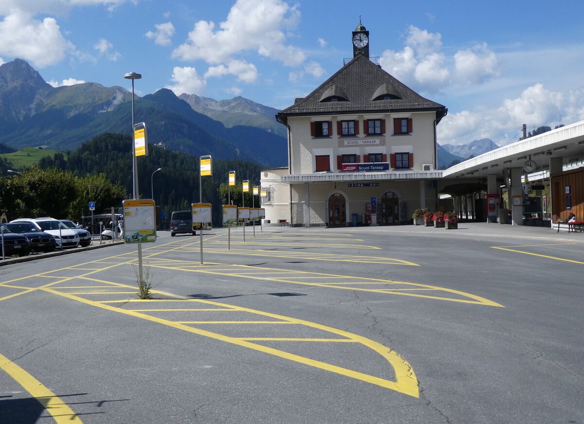 (266'227) - PostAuto-Haltestellen am 27. August 2024 beim Bahnhof Scuol-Tarasp