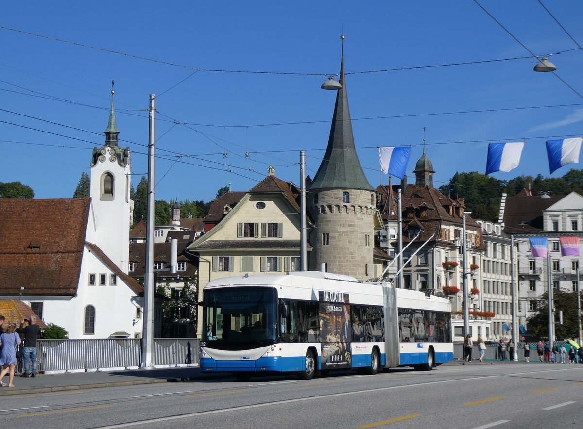 (266'710) - VBL Luzern - Nr. 212 - Hess/Hess Gelenktrolleybus am 7. September 2024 in Luzern, Bahnhofbrcke