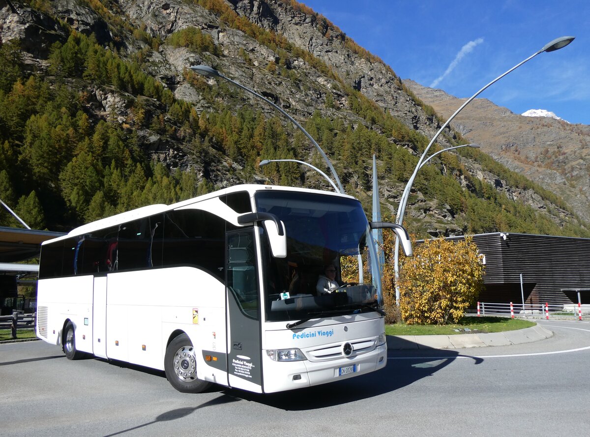 (268'352) - Aus Italien: Pedicini, Foglianise - Nr. 24/GN-037 KR - Mercedes am 21. Oktober 2024 beim Bahnhof Tsch