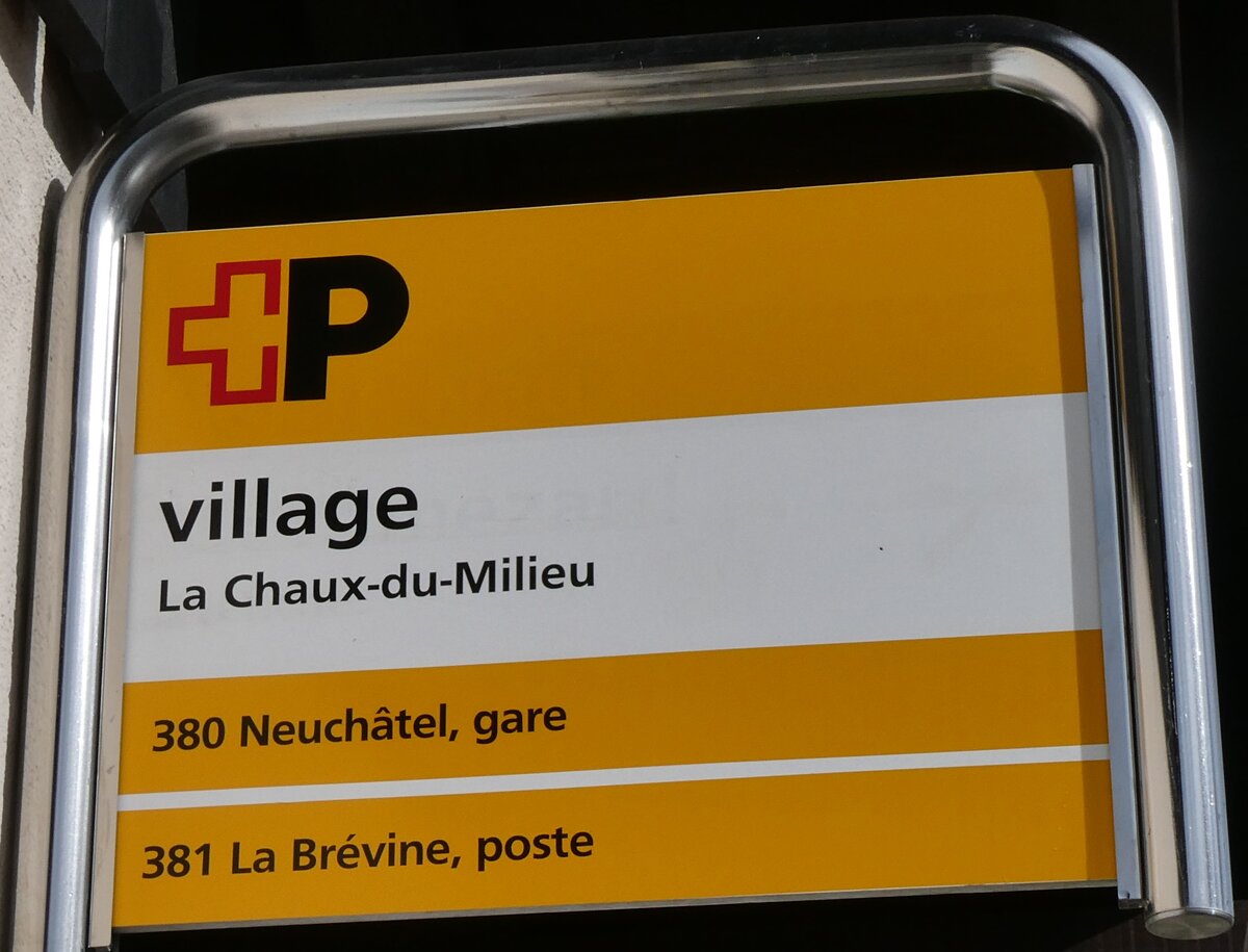 (268'398) - +P-Haltestellenschild - La Chaux-du-Milieu, village - am 24. Oktober 2024