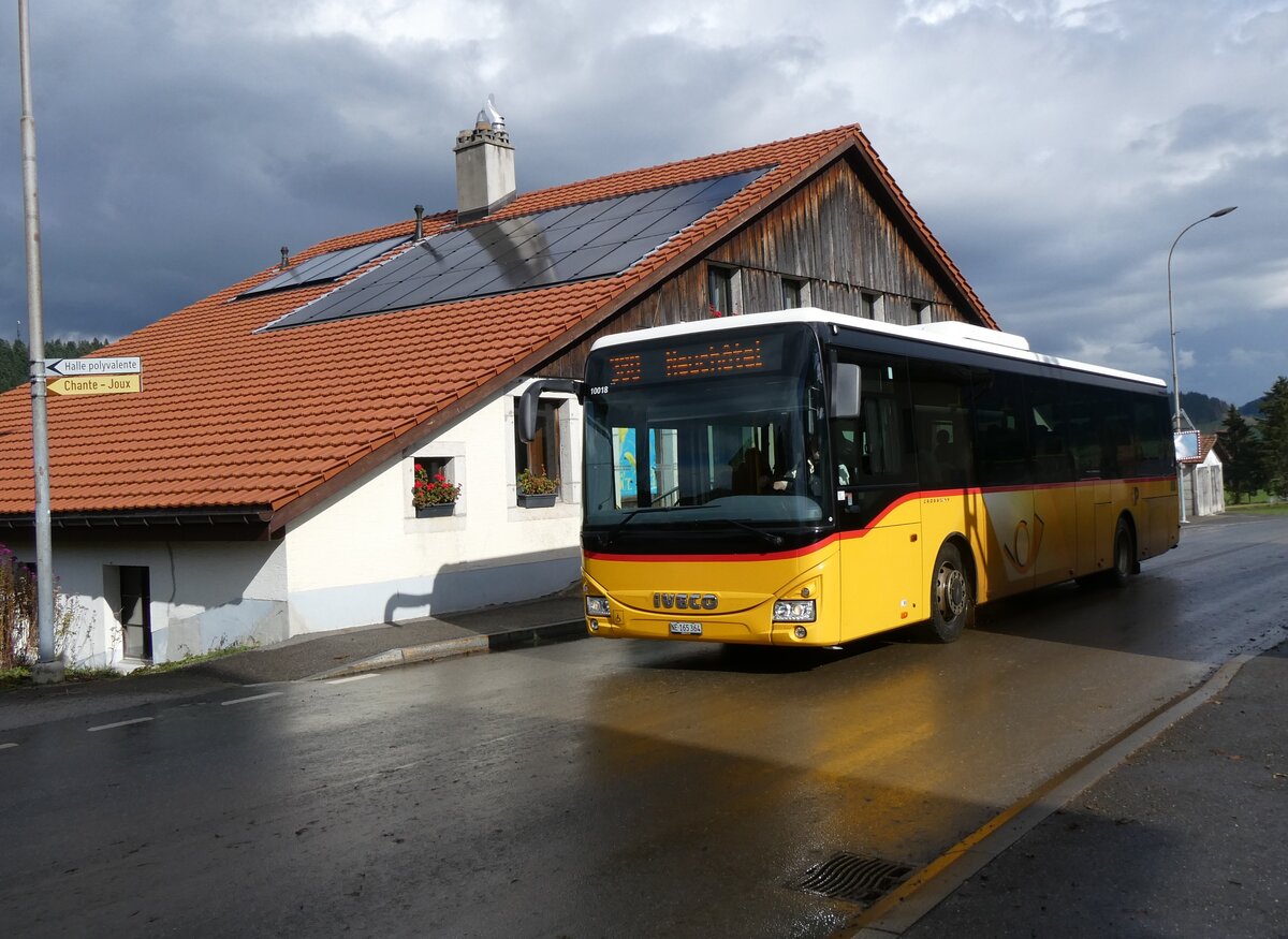 (268'401) - CarPostal Ouest - NE 165'364/PID 10'018 - Iveco (ex TPC Aigle Nr. CP09) am 24. Oktober 2024 in La Chaux-du-Milieu, Village