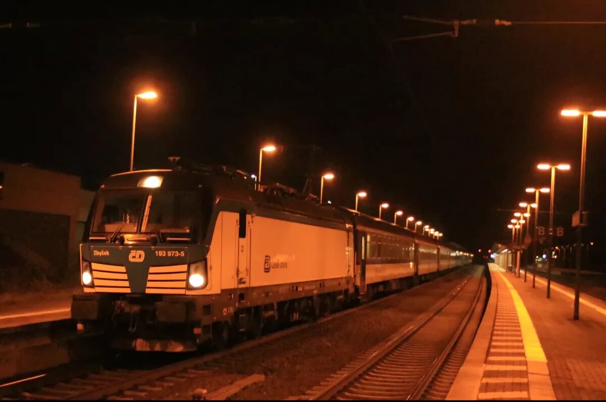 ČD 193 973 mit dem DZ 13491  Thüringen-Böhmen-Express Bohemia  von Eisenach nach Praha hl.n., am 13.12.2025 in Naumburg (S) Hbf. (Foto: instagram.com/bahnbilder_naumburg)
