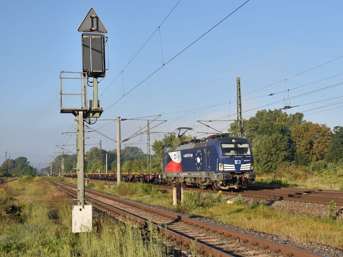 ČD Cargo 383 001-5 mit Tragwagen Richtung Lei�ling, am 15.09.2023 in Naumburg (S) Hbf. (Foto: Maik K�hler)