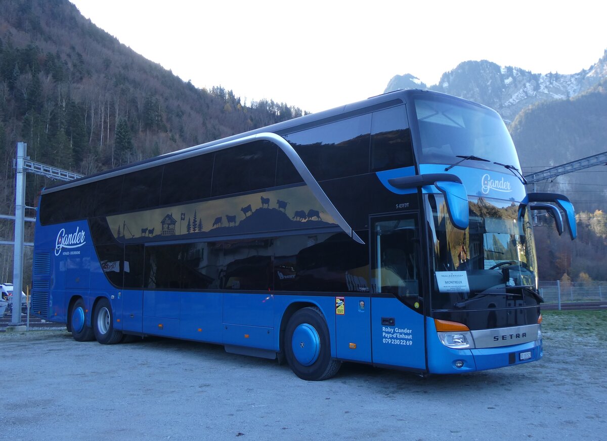 (269'194) - Gander, Chteau-d'Oex - VD 183'523 - Setra am 16. November 2024 beim Bahnhof Montbovon