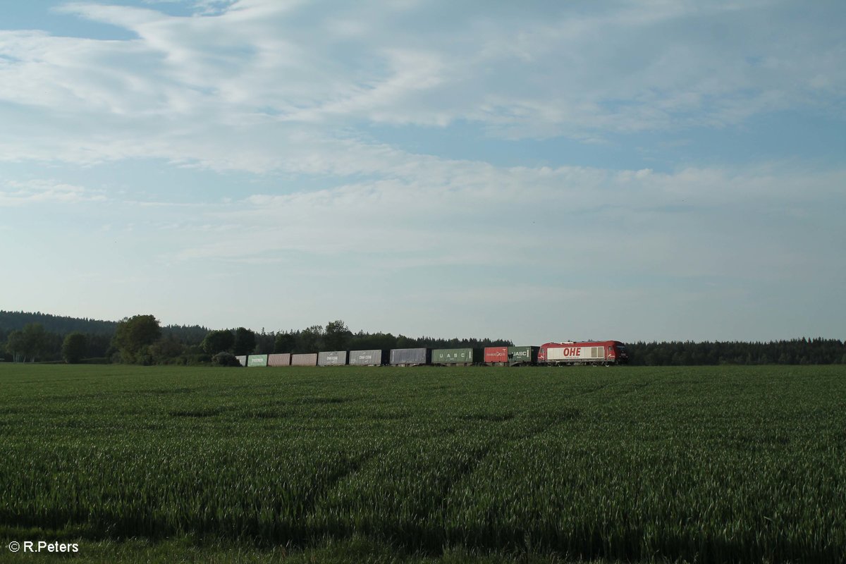 270082 mit dem Wiesau Containerzug kurz vor seinem Ziel bei Oberteich. 29.05.16