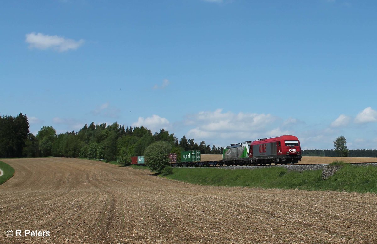 270082 überführt von Hof nach Regensburg den SETG Vectron 193 831  Christian Doppler  bei Unterthölau und bringt dabei den Containerzug Hamburg - Wiesau mit. 26.05.16 