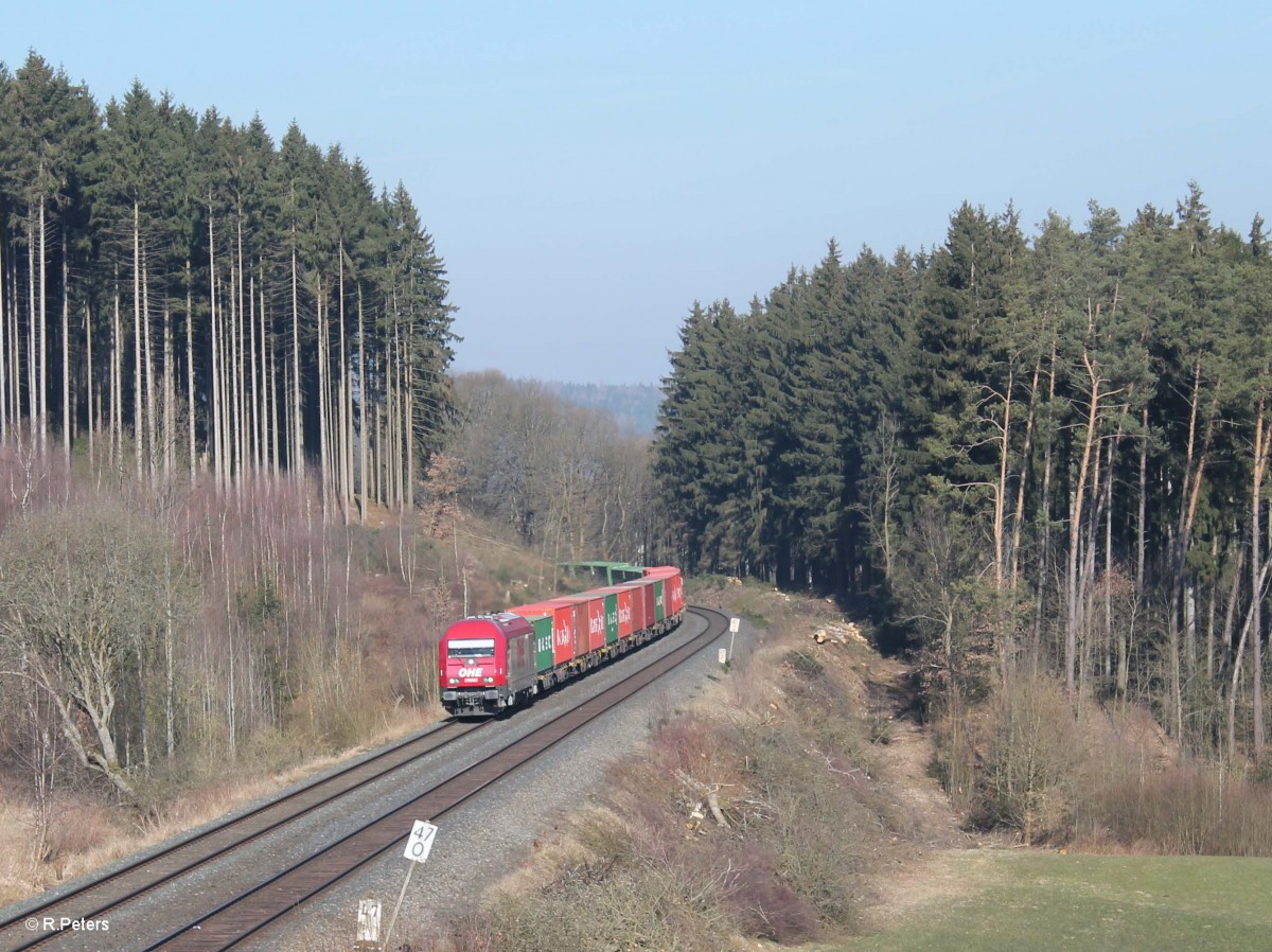 270082 zieht bei Reutlas den Containerzug Hamburg - Wiesau. 18.03.16