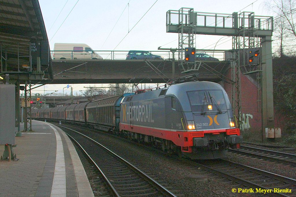 27/01/2015:
Hectorrail 242.502 mit Papierzug in Hamburg-Harburg auf dem Weg nach Padborg (DK)