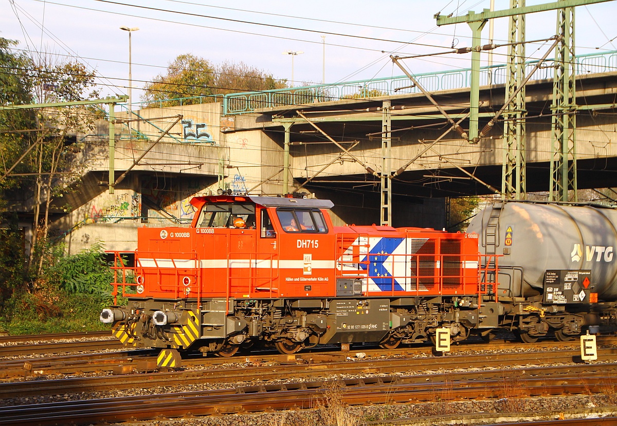 271 035-8 der RHC/HGK DH 715(Vossloh G 1000BB,REV/VL/15.03.11) dieselt hier mit einem kurzen Öler durch Hamburg-Harburg. 01.11.2014