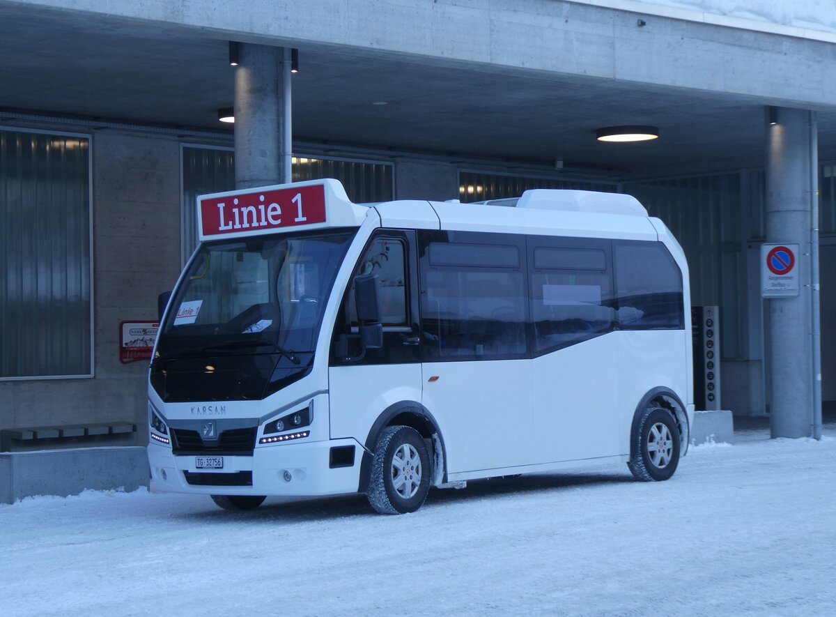 (271'134) - Thur-Taxi, Weinfelden - TG 32'756 - eKarsan am 14. Januar 2025 beim Bahnhof Andermatt (Einsatz Andermatt-Urserntal Tourismus, Andermatt)